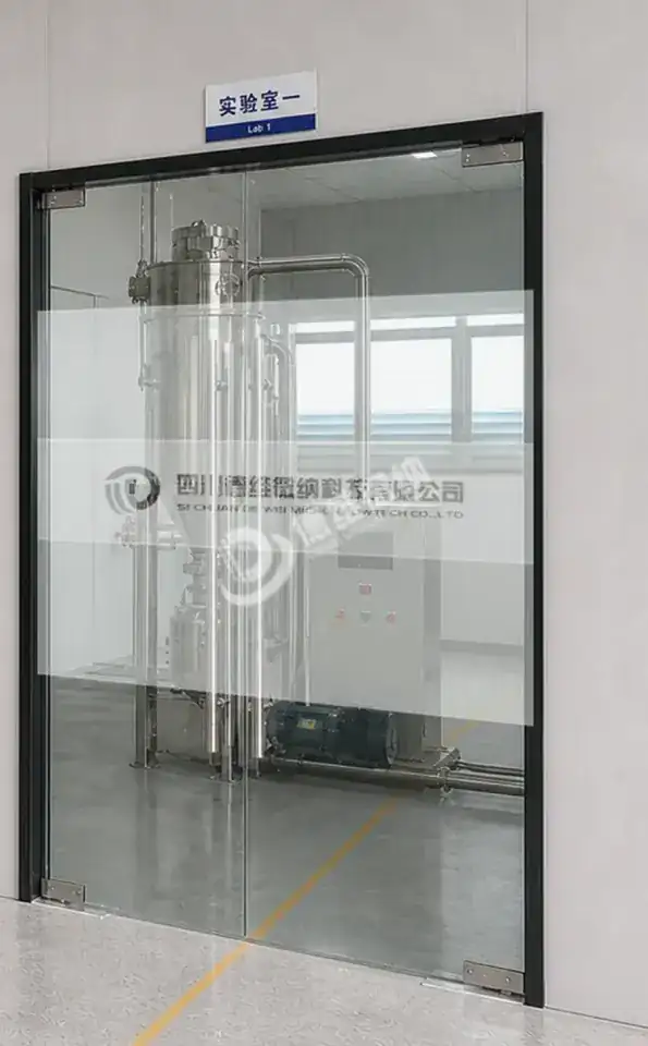 德维微纳独立试机实验室门牌与内部设备特写